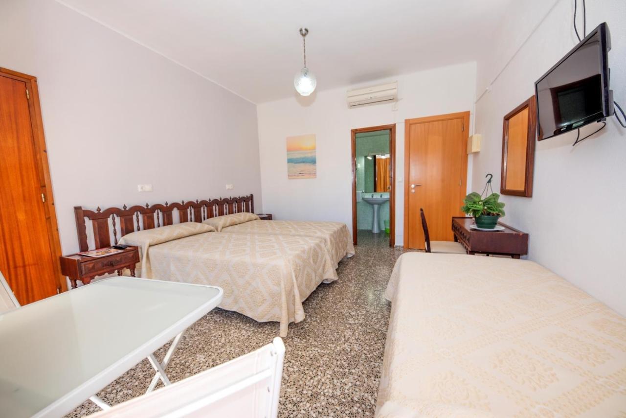Hostal Y Apartamentos Santa Eulalia Santa Eulària des Riu Εξωτερικό φωτογραφία
