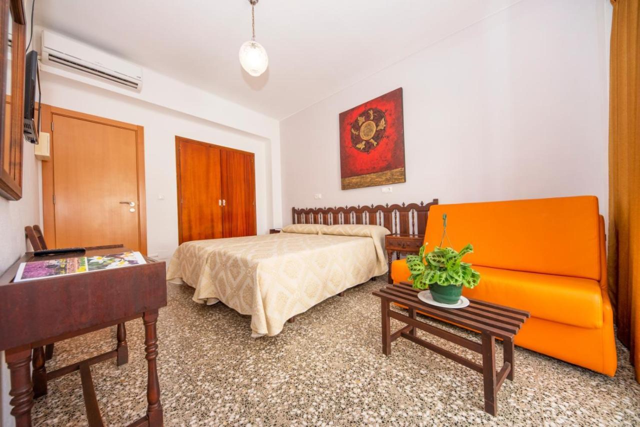 Hostal Y Apartamentos Santa Eulalia Santa Eulària des Riu Εξωτερικό φωτογραφία