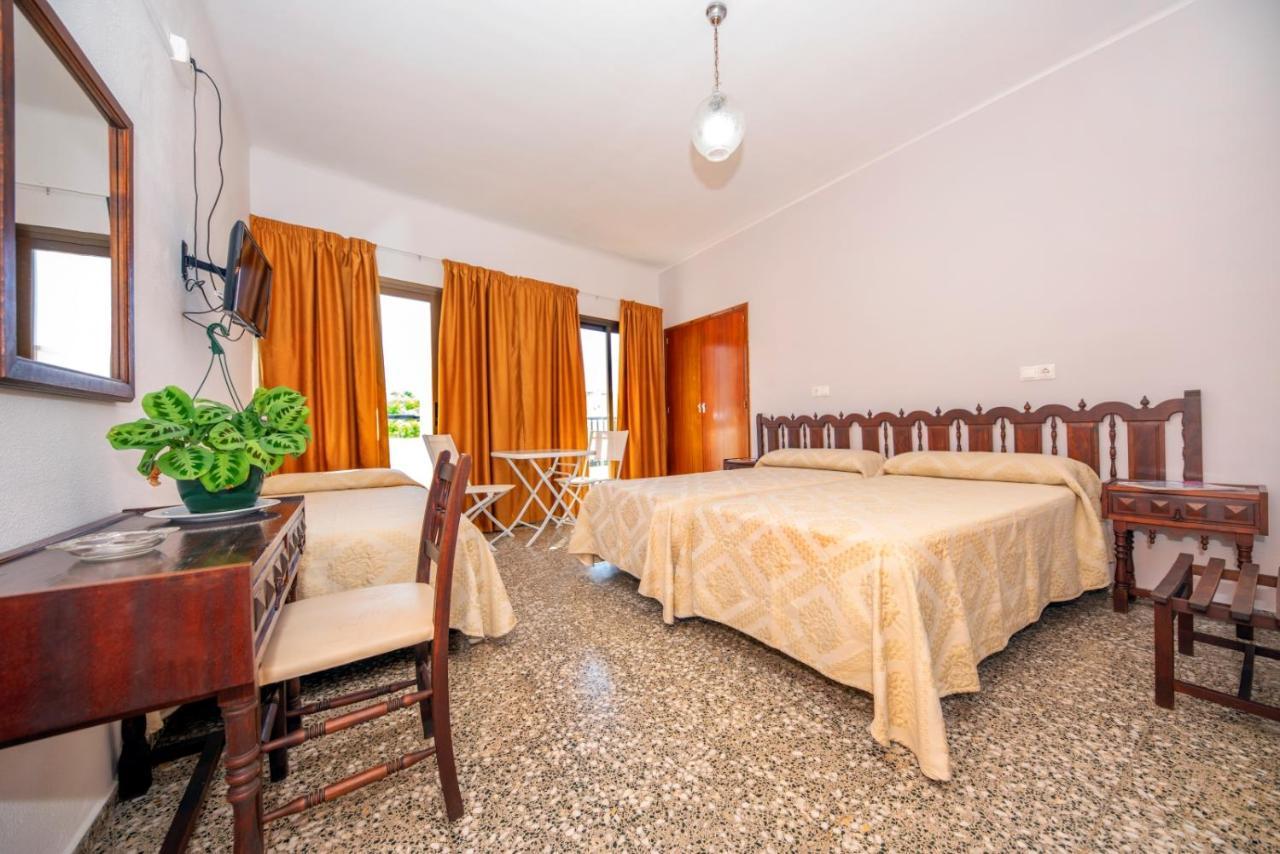 Hostal Y Apartamentos Santa Eulalia Santa Eulària des Riu Εξωτερικό φωτογραφία