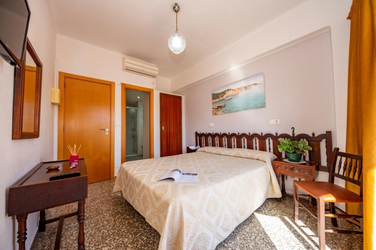 Hostal Y Apartamentos Santa Eulalia Santa Eulària des Riu Εξωτερικό φωτογραφία