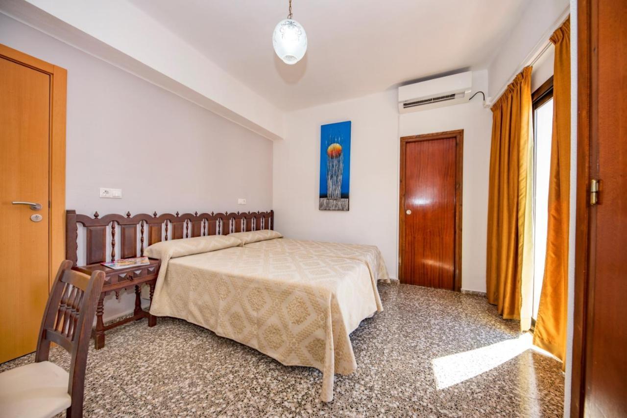 Hostal Y Apartamentos Santa Eulalia Santa Eulària des Riu Εξωτερικό φωτογραφία
