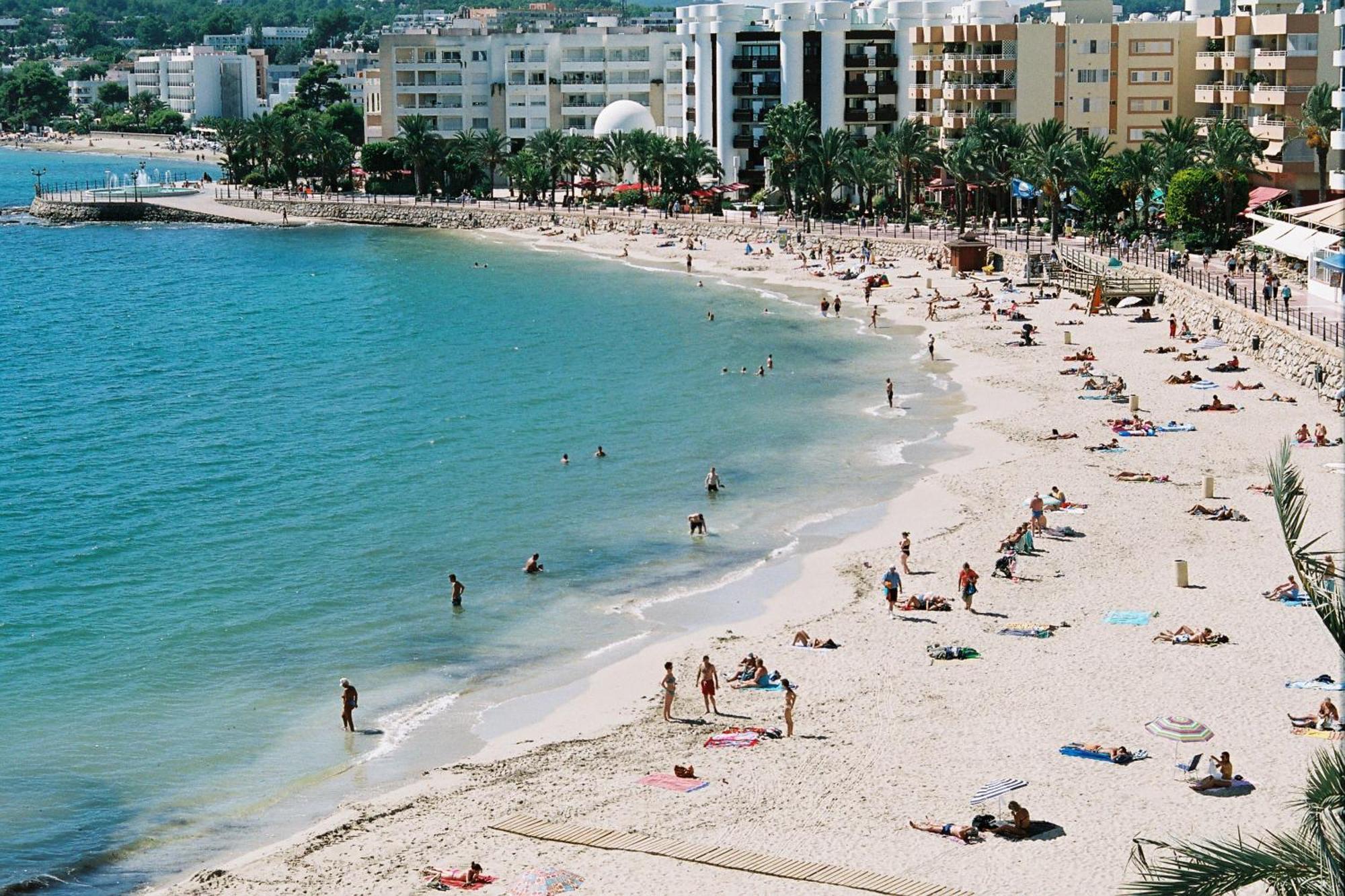 Hostal Y Apartamentos Santa Eulalia Santa Eulària des Riu Εξωτερικό φωτογραφία