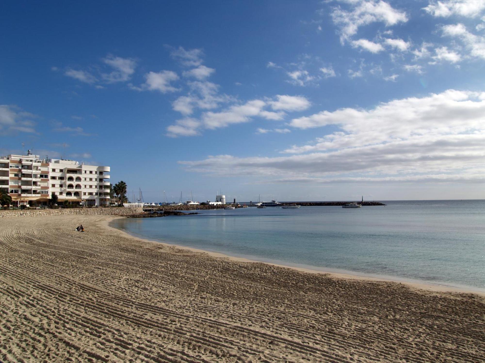 Hostal Y Apartamentos Santa Eulalia Santa Eulària des Riu Εξωτερικό φωτογραφία
