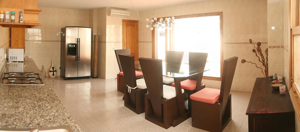Hostal Y Apartamentos Santa Eulalia Santa Eulària des Riu Εξωτερικό φωτογραφία