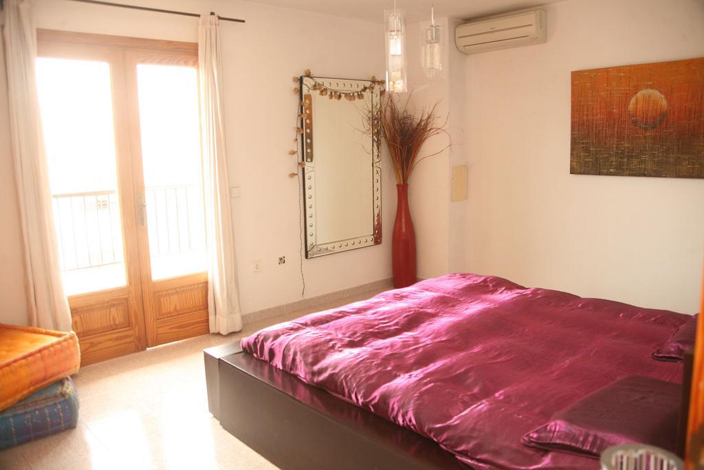 Hostal Y Apartamentos Santa Eulalia Santa Eulària des Riu Εξωτερικό φωτογραφία