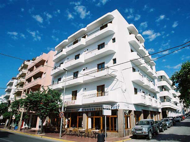 Hostal Y Apartamentos Santa Eulalia Santa Eulària des Riu Εξωτερικό φωτογραφία